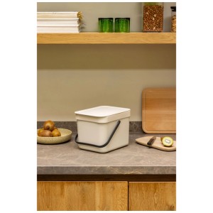 Brabantia Abfallbehälter Sort & Go, 6 l, Soft Beige, mit Tragegriff und Klappdeckel.