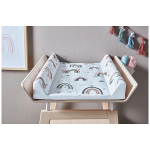 Matelas à langer cunéiforme Rotho Boho Rainbow avec des arcs-en-ciel colorés sur fond blanc.