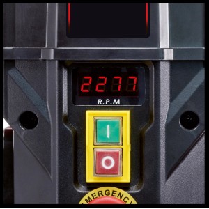 Dettaglio: Display LCD e comandi del trapano a colonna Einhell TE-BD 750 E.