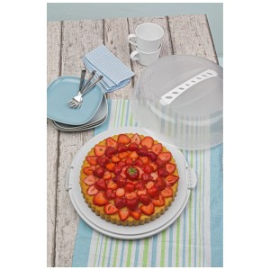 Contenitore per torte Rotho Fresh bianco piatto con crostata di fragole, piatti e tazze sullo sfondo.