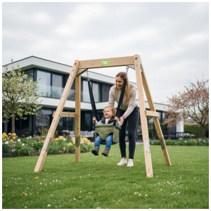 Balancoire en bois Exit Toys Silvi Grow avec enfant dans un siège bébé et un superviseur dans le jardin.