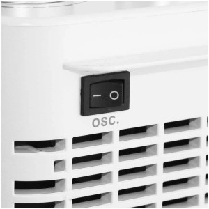 Gros plan : radiateur en céramique blanc avec interrupteur d'oscillation pour la distribution de la chaleur.