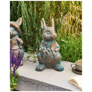 Beliani Gartenfigur Tondon Kaninchen, braun-grün patiniert, hält Karotten. Rustikale Gartendekoration aus Magnesiumoxid.