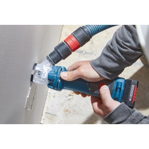 Utensile rotativo a batteria Bosch Professional GCU 18 V-30 in uso con aspirazione polvere.