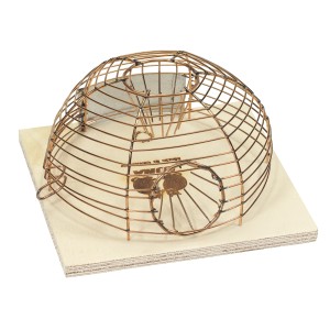 Cage à souris en fil de fer sur planche en bois