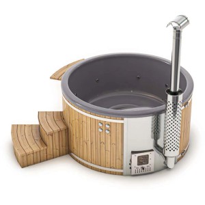 Bain nordique Finntherm Stockholm avec thermobois, bain à remous et poêle. Piscine en bois avec marches et détails en inox.