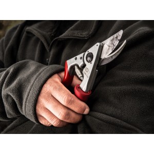 Cesoie Felco 7 con impugnatura rotante in mano, ideali per potare alberi e viti.