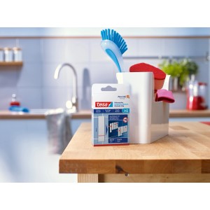 Bandes adhésives Tesa pour carrelage et métal, 3 kg, dans leur emballage sur une table en bois.