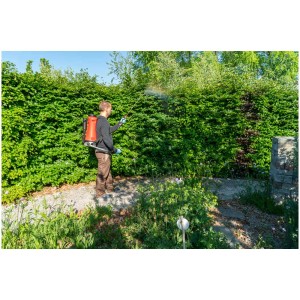 Homme utilisant un pulvérisateur à dos Birchmeier Flox 10 AD1 pour l'entretien du jardin.