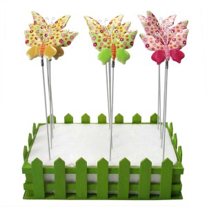 Dekorative Gartensticker: Metall-Zaun mit gelben, grünen und pinken Schmetterlingen, Höhe 12 cm.