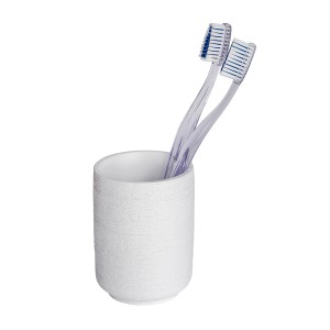 Weißer Zahnputzbecher Goa Neo mit zwei Zahnbürsten. Modernes Design für das Badezimmer.