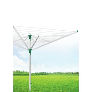 Séchoir rotatif Leifheit LinoLift 500, vert opale, avec bras en acier et fils à linge dans le jardin.