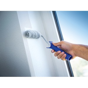 Rullo a dispersione LUX 12 cm in uso: rullo con manico blu che dipinge una parete bianca.