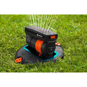 Gardena Versenk-Viereckregner OS 140 beim Bewässern einer Rasenfläche.