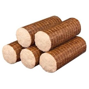 Gestapelte Hartholzbriketts aus Buche, 10 kg Brennstoff für Kamin und Ofen.