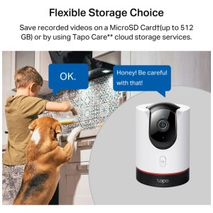Tapo C225 Netzwerkkamera in Weiß, mit Kind und Hund in der Küche im Hintergrund.