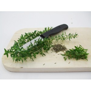 Thym frais (Thymus vulgaris) avec couteau sur planche en bois, idéal comme herbe aromatique de cuisine.