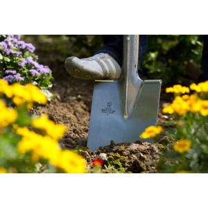 Vanga in acciaio LUX Comfort, 85 cm, con protezione per il piede in uso in giardino.