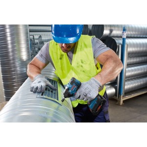 Avvitatore a impulsi a batteria Bosch Professional GDR 18V-200 in uso in cantiere.