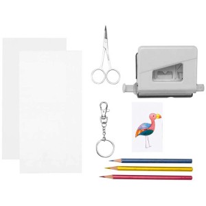 Schrumpffolie A5 Set: 7 transparente Bogen, Schere, Locher, Schlüsselanhänger, Stifte und Flamingo-Vorlage.