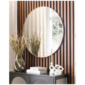 Specchio da parete rotondo Annemasse di Beliani con cornice dorata, Ø 80 cm, su parete a pannelli di legno.