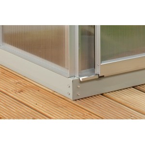 Fondamenta in acciaio Ida 5200, Alu-Blank, dettaglio dell'angolo su pavimento in legno, accessorio per serra.