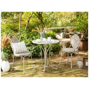 Beliani Gartentisch Cilento, runder Metalltisch in Grau mit zwei Stühlen im Garten.
