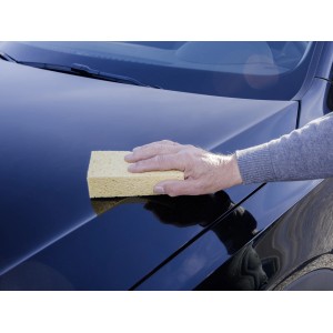 Main lavant une voiture avec une éponge viscose carrée. Entretien auto pour une finition brillante.