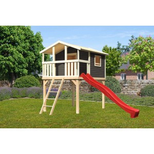 Maison sur pilotis Karibu Benjamin terragrau avec échelle en bois et toboggan rouge dans le jardin.