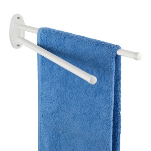 Porte-serviettes Wenko Basic blanc à 2 bras en acier inoxydable avec serviette bleue.