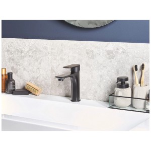 Mitigeur de lavabo noir Berloi en laiton pour salle de bain.