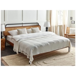 Coperta bianca Beliani Chaohani (200x220 cm) con nappe su letto in camera da letto.