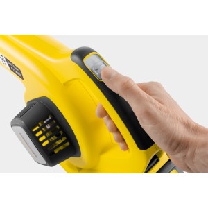 Dettaglio: mano che aziona il soffiatore a batteria Kärcher LBL 2 giallo.
