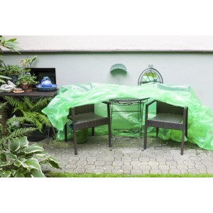 Film vert multi-usage Windhager protégeant les meubles de jardin de la pluie et des intempéries.