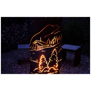 Schwarze Nouvel Fiamma Feuerstelle Montagna mit Berg- und Hüttendesign für Garten/Terrasse.