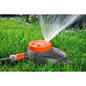 Arroseur oscillant Gardena Classic 6 surfaces Boogie en action : arroseur de jardin irriguant la pelouse.