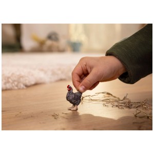 Schleich Farm World Plymouth Rock-Huhn als detailgetreue Spielfigur in Kinderhand.