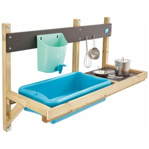 Cucina giocattolo da parete TP Toys in legno con contenitore per l'acqua, utensili da cucina e lavello per uso esterno.