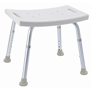 Chaise de bain blanche réglable en hauteur avec cadre en aluminium pour plus de sécurité dans la salle de bain.