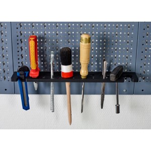 Barre à outils noire Küpper avec outils sur panneau perforé.