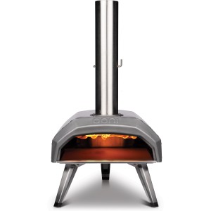 Four à pizza d'extérieur multi-combustible Ooni Karu 12, allumé, avec cheminée en acier inoxydable.