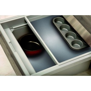 Tappetino antiscivolo D-c-floor argento in cassetto con pentola e stampo per muffin.