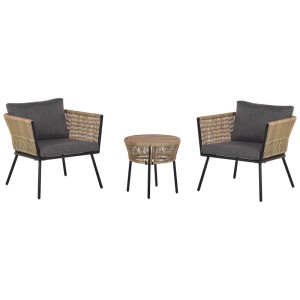 Set bistro Beliani Gargano in polyrattan marrone chiaro, composto da due poltrone e un tavolo.