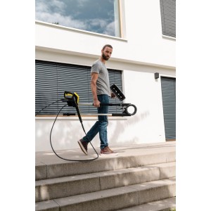 Kit de nettoyage Kärcher pour façades et surfaces vitrées avec lance télescopique et accessoires.