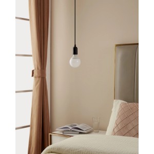 Lampadina LED Eglo connect.z G95 E27 7W in vetro opale, appesa in camera da letto.