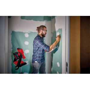 Lampe sans fil Einhell Power-X-Change TE-CL 18/2000 LiAC Solo en utilisation sur un chantier.