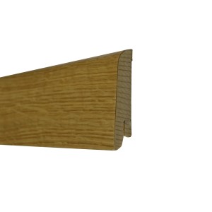Plinthe moderne en chêne plaqué, 60 mm. Gros plan sur la texture et la forme du bois.