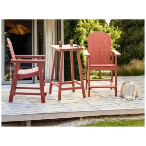 Ensemble bistro Beliani Adirondack rouge: table carrée et 2 chaises en plastique sur terrasse en bois. Mobilier de balcon.