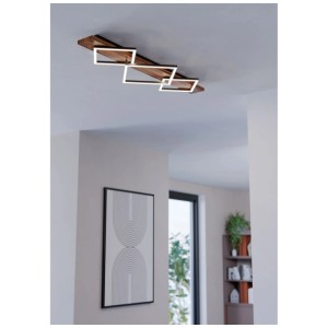 Plafonnier LED moderne Eglo Boyal avec éléments en bois et en acier dans un salon.
