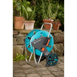 Carrello avvolgitubo Gardena AquaRoll M per riporre il tubo da giardino.